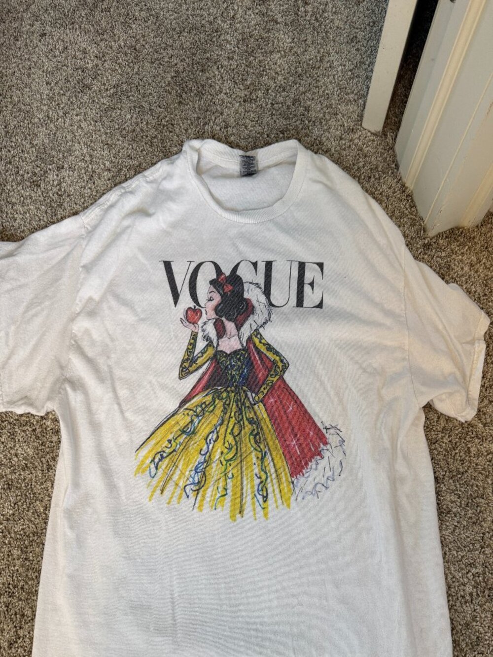 Snow White Vogue Tshirt Size XL